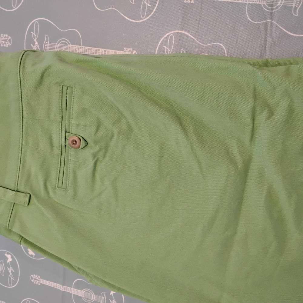 SOLD Green stretch Bermuda Knee Length Shorts Women’s Size 14 34W 13L - Picture 4 of 4